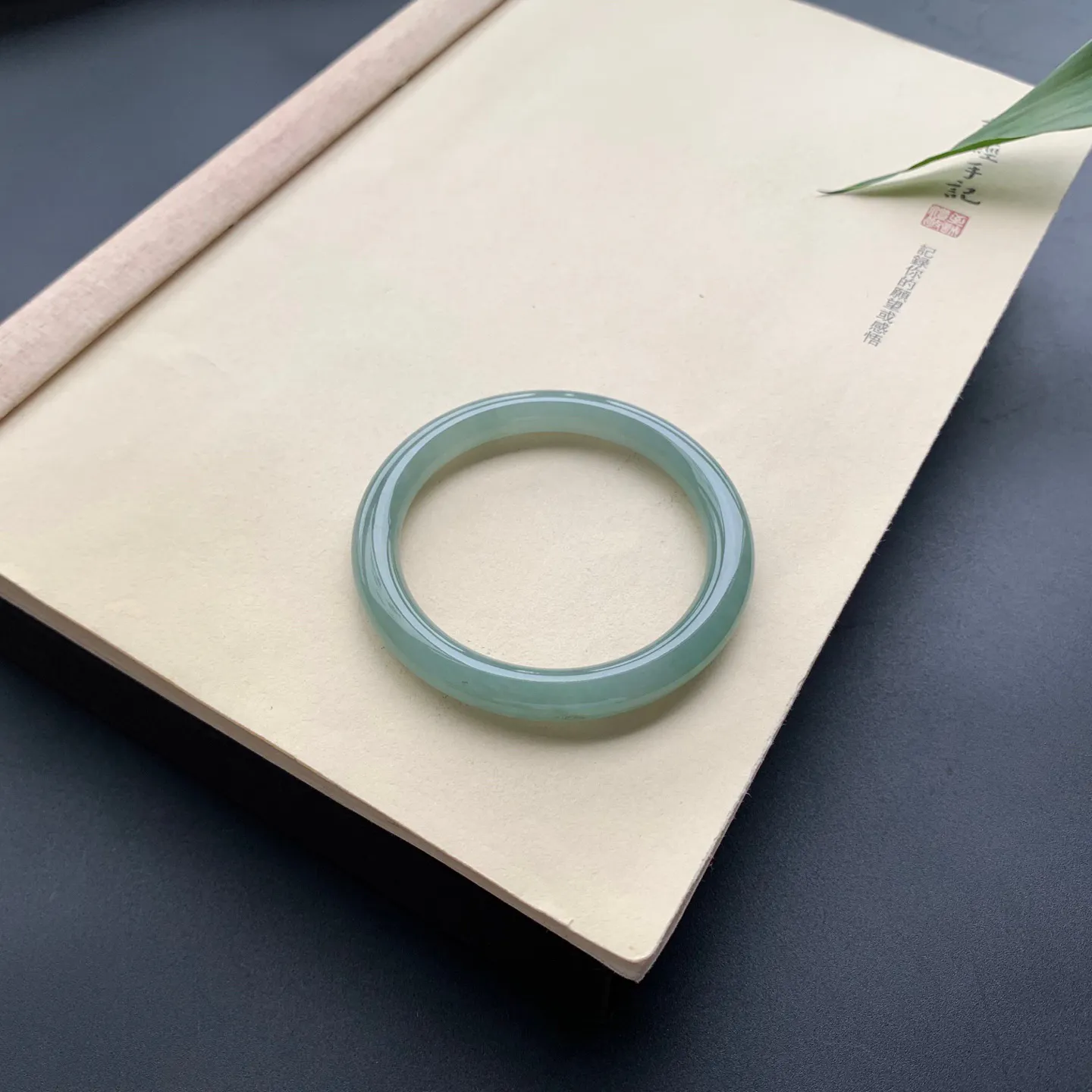 55.3圈口油底圆条手镯 尺寸：55.3-8，无纹裂，色泽浓郁，条形饱满