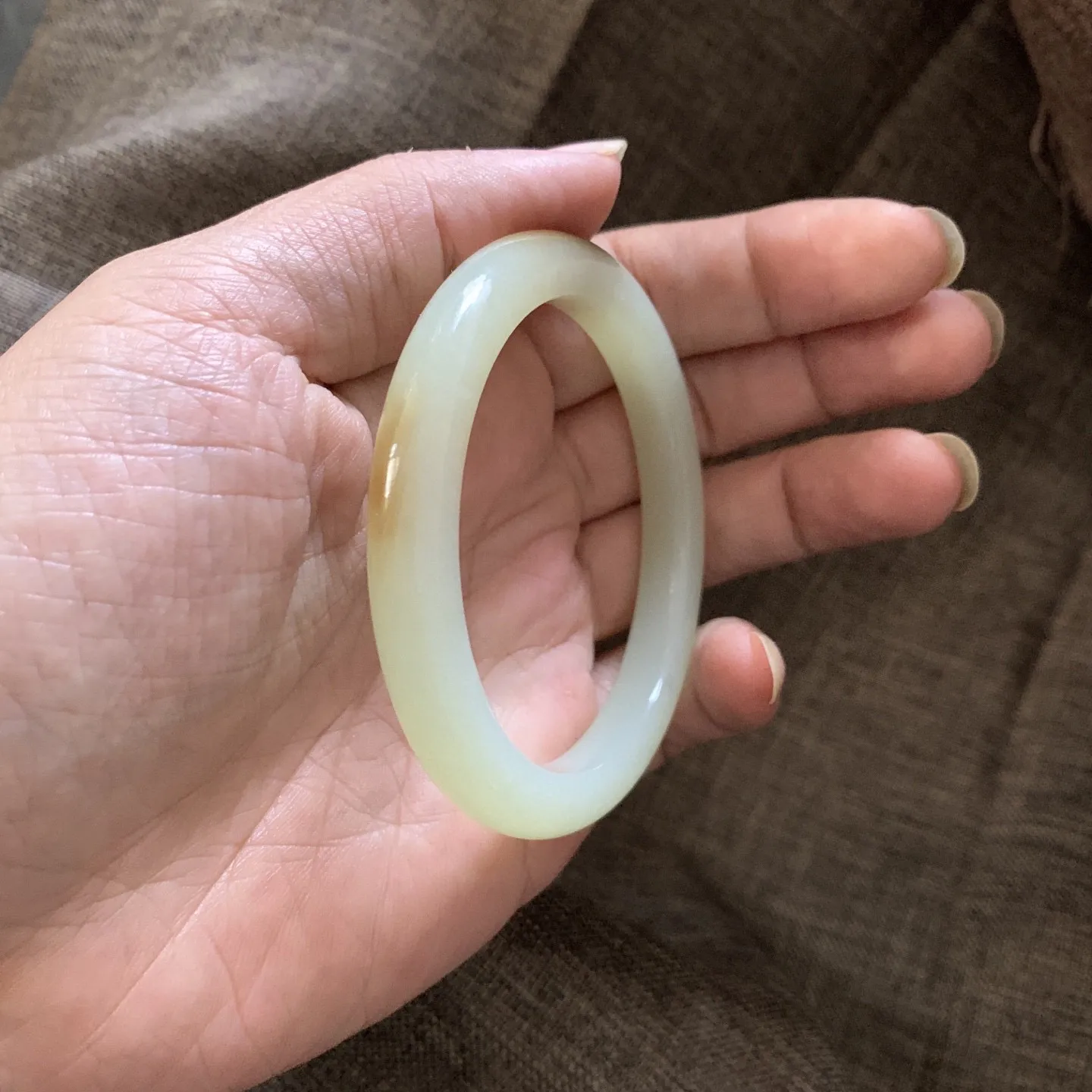 58圈口和田玉且末糖料手镯【挽间柔情】，镯型古朴典雅。在诗情画意的雨巷相遇，你是我腕间的一抹风情，有你眸有深情.清风荡漾湖间静水，我愿俯身低眉，在烟波涟漪处寻