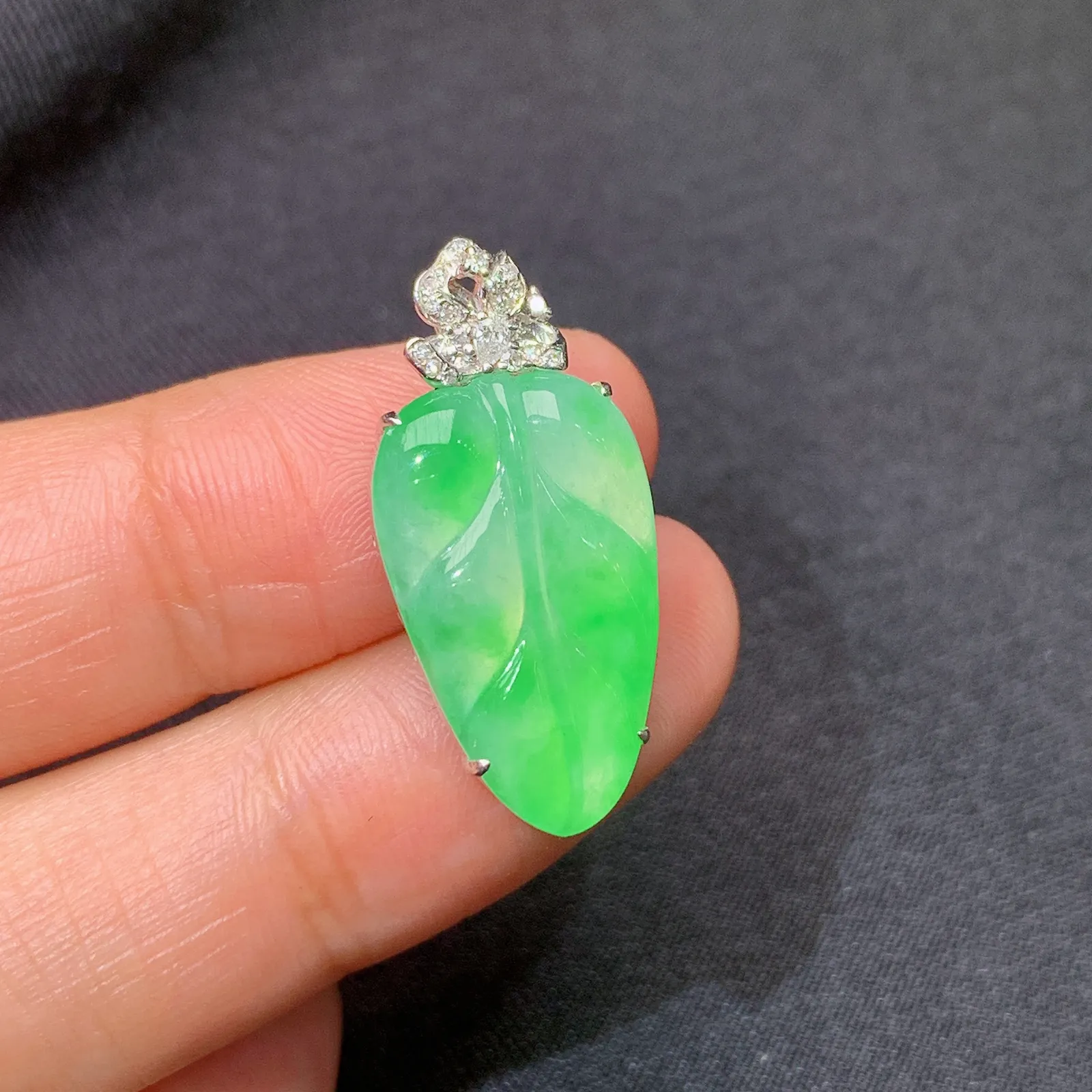 阳绿树叶吊坠，18k金镶嵌，冰润色阳，玉质细腻，种水足 尺寸26.1*12.3*5