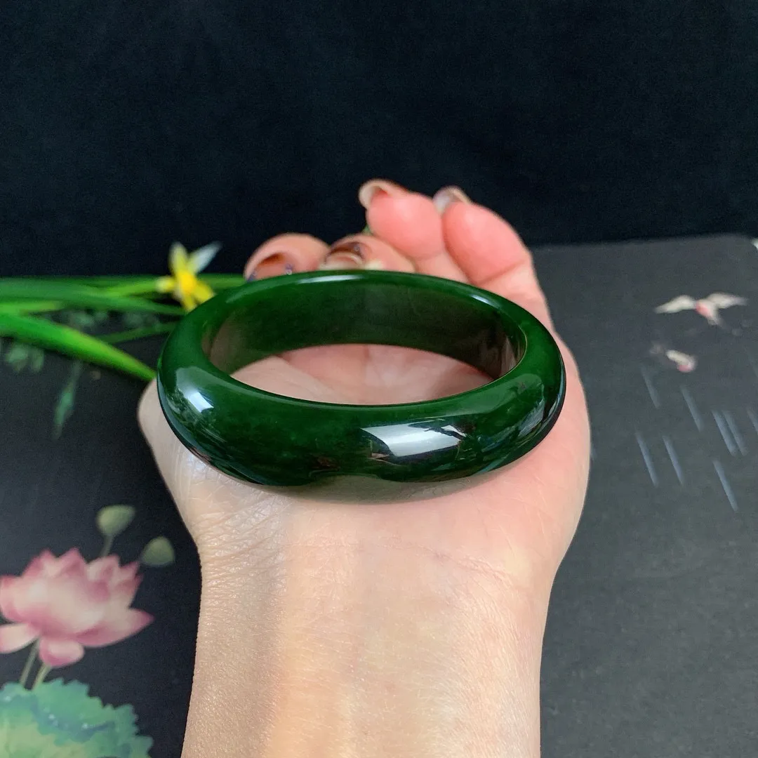 和田玉52.5圈口菠菜绿黑皮碧玉手镯！圈口52.5宽15.3玉质细腻油润 底色纯净 无纹裂 脂粉好，