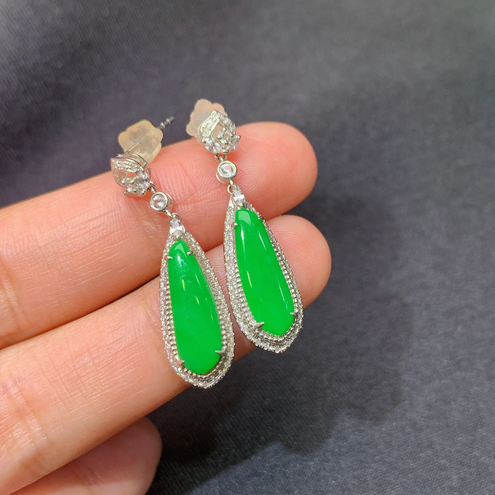 阳绿水滴耳坠，18k金镶嵌，简约时尚，冰润色阳，种水足 尺寸14.2*4.3*2