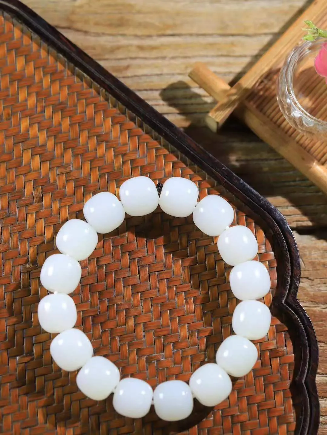 （老型珠.手串）

精品 和田玉白玉老型珠手串，也可做手持，玉质细腻油润 饱满光滑 质朴无华，悠远简单，人心境界远，百世修炼深，心灵常驻善意持，觉悟人生百世修。重70.5克    尺寸取一12.8-13.3mm    54110931L