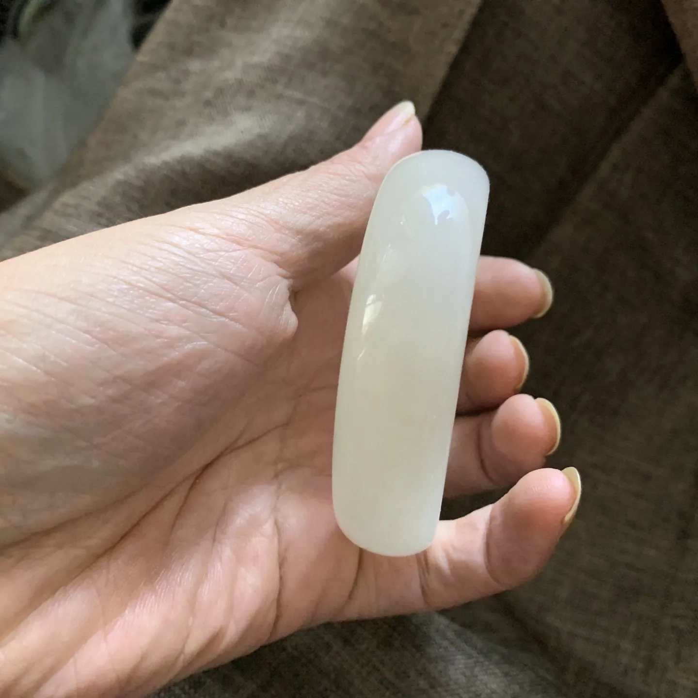 61圈口和田玉藕粉色宽版手镯【挽间柔情】，镯型古朴典雅。在诗情画意的雨巷相遇，你是我腕间的一抹风情，