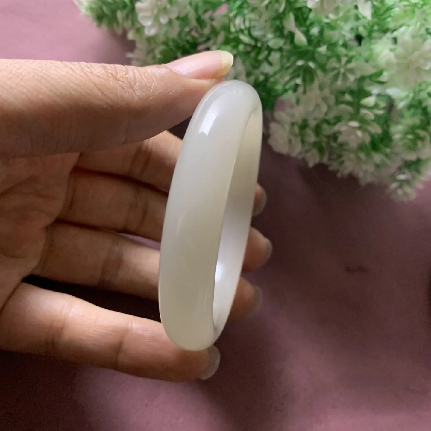 和田玉55.3圈口藕粉色手镯，玉质细腻油润，密度紧凑，琢型圆润，高脂粉，品相大，佩戴端庄典雅