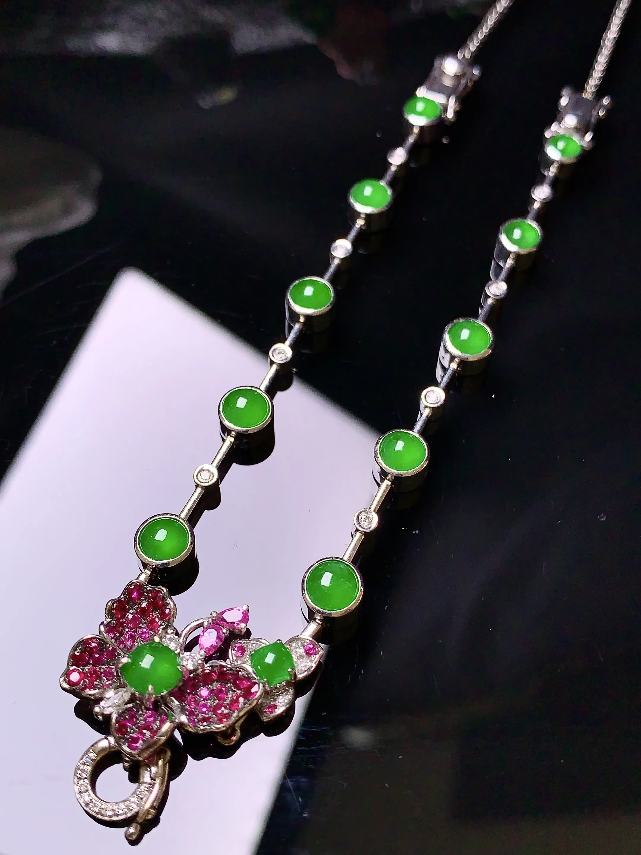 18k金钻镶嵌满绿蛋面项链手链两用款 玉质细腻 色泽清新艳丽 整体尺寸16*15.6*5