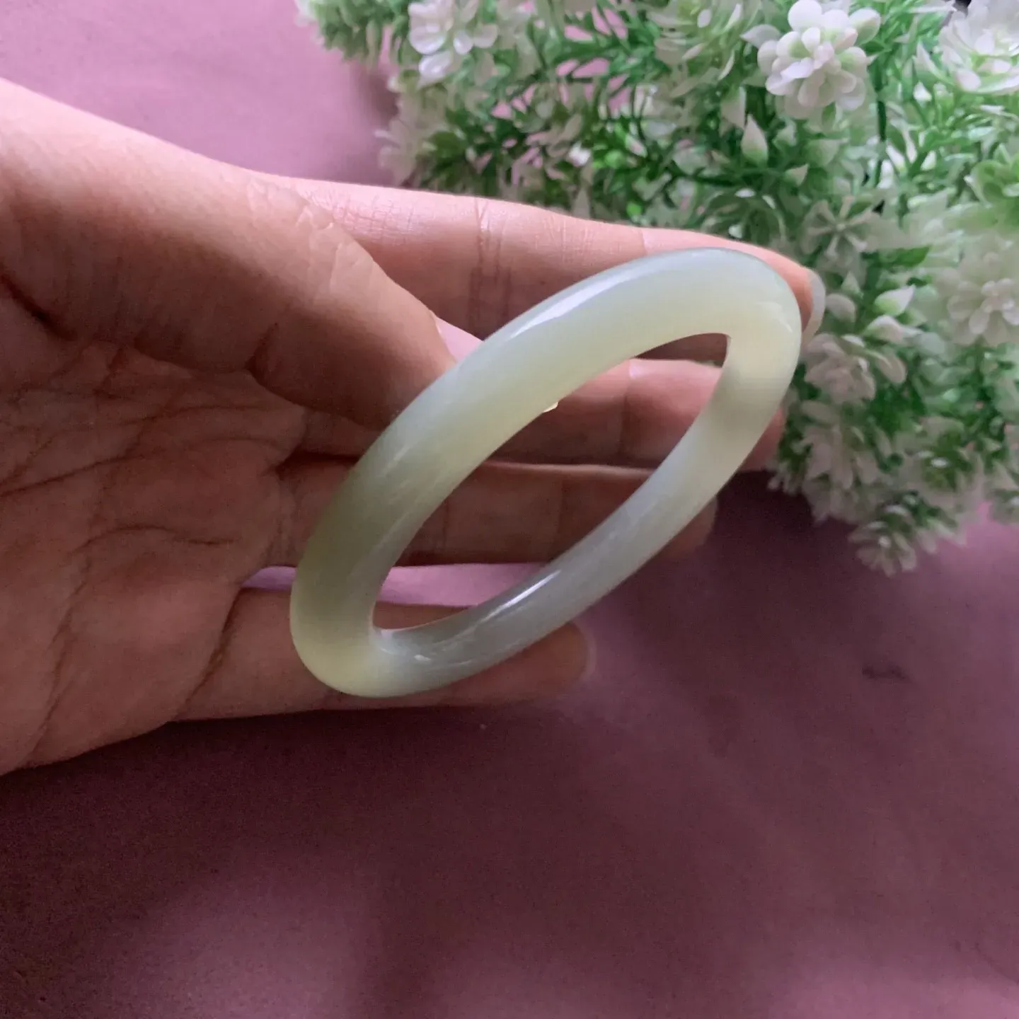 和田玉58圈口晴水色圆条手镯，玉质细腻油润，密度紧凑，琢型圆润，高脂粉，品相大，佩戴端庄典雅