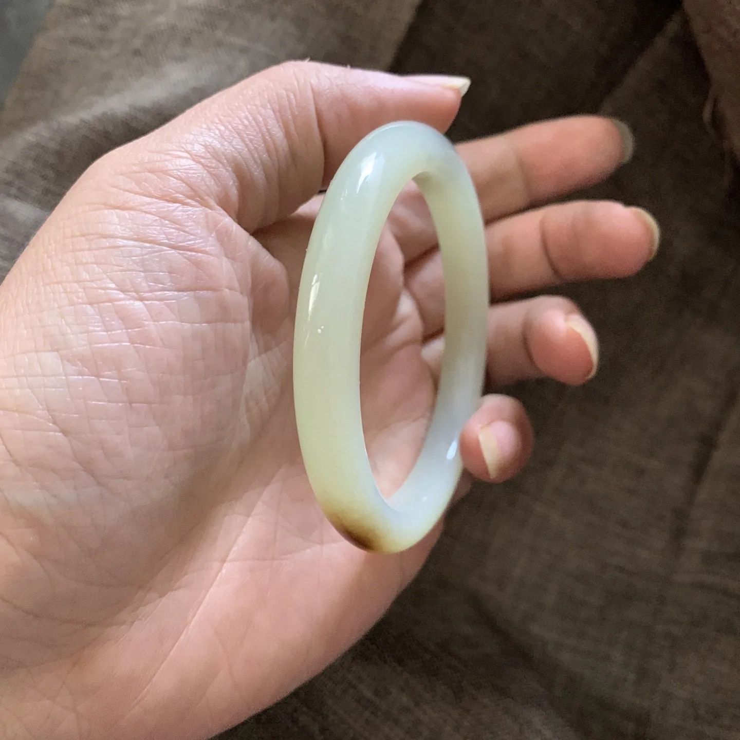 58圈口和田玉且末糖料手镯【挽间柔情】，镯型古朴典雅。在诗情画意的雨巷相遇，你是我腕间的一抹风情，有