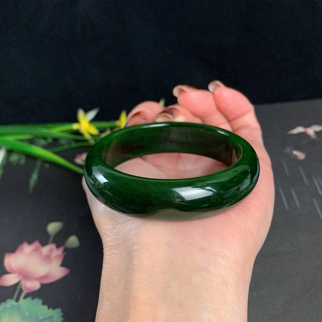 和田玉52.5圈口菠菜绿黑皮碧玉手镯！圈口52.5宽15.3玉质细腻油润 底色纯净 无纹裂 脂粉好，品质高