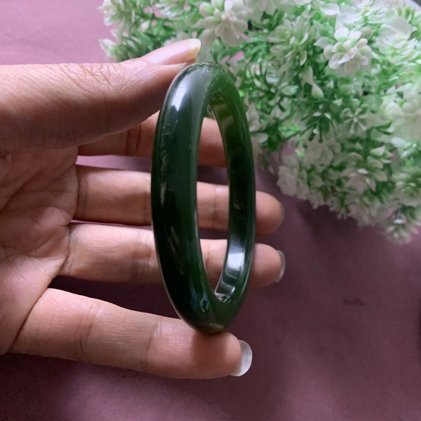 和田玉55.8圈口碧玉菠菜绿手镯，玉质细腻油润，密度紧凑，琢型圆润，高脂粉，品相大，佩戴端庄典雅
