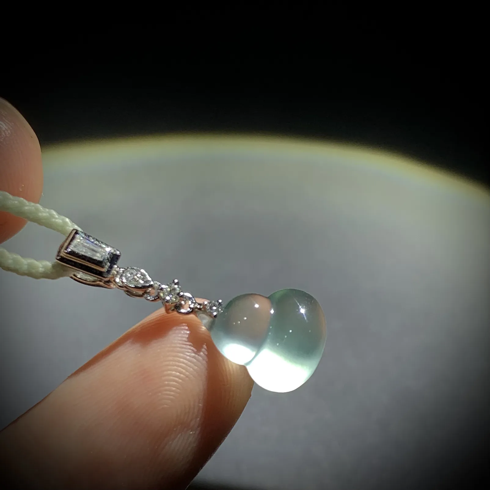 精品小葫芦吊坠，
料子干净起荧光，
裸石约11-9.2-5.5mm，
18K金，南非钻，