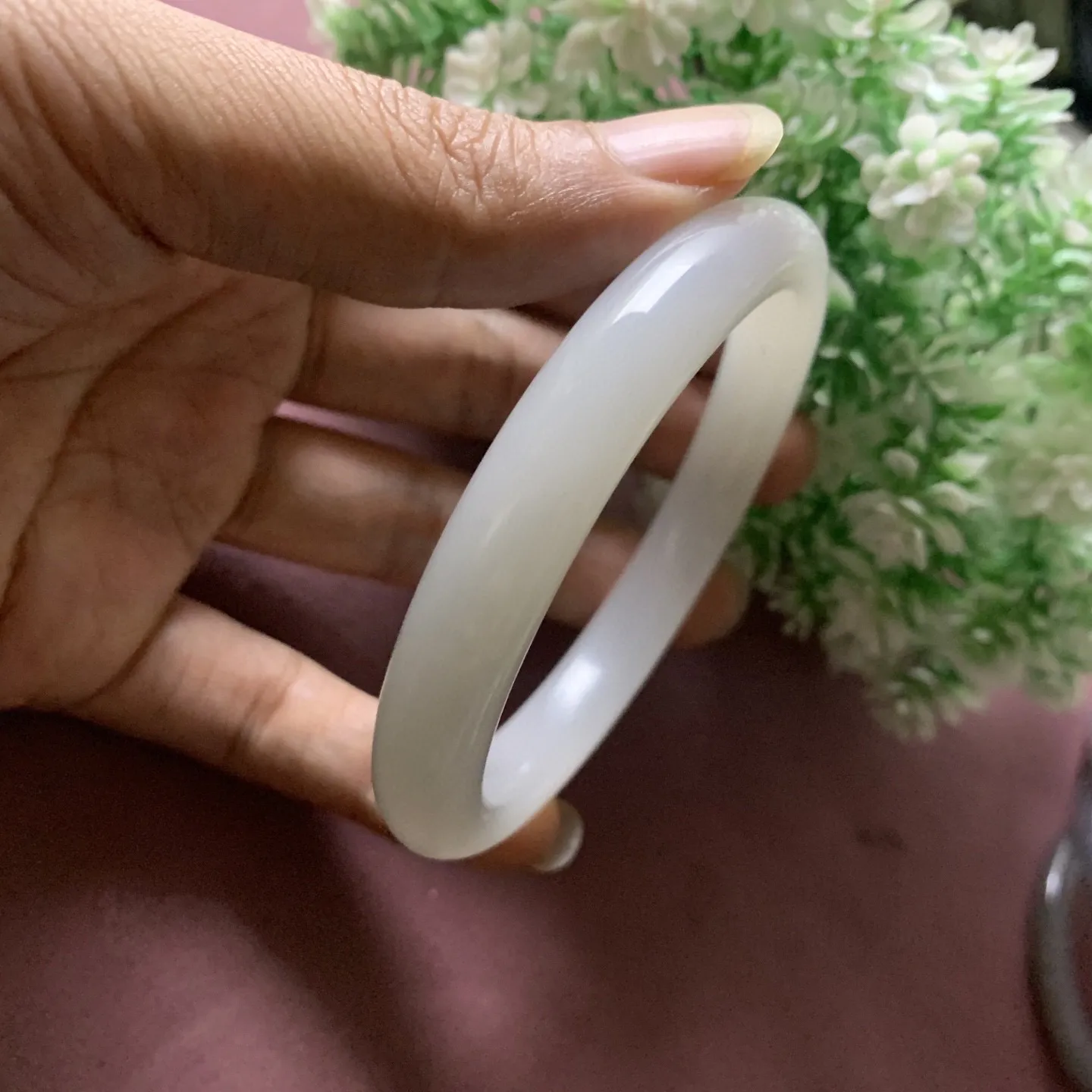 冰白色，和田玉62圈口白玉手镯，圈口62宽11玉质细腻油润，密度紧凑，琢型圆润，高脂粉，品相大，佩戴