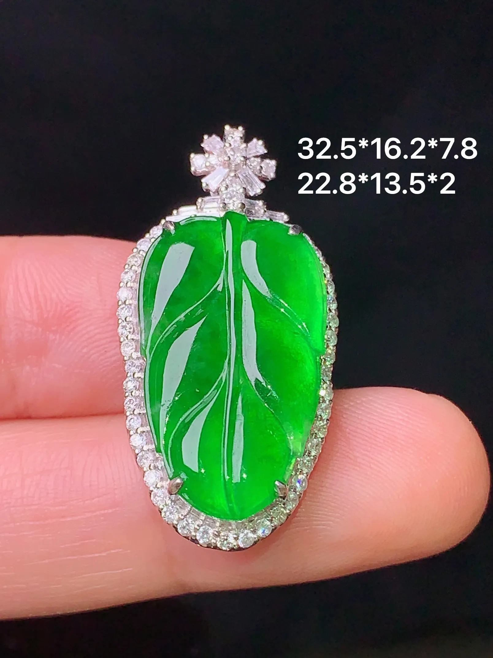 18k金钻镶嵌翠绿树叶吊坠 玉质细腻 色泽清新艳丽 整体尺寸32.5*16.2*7.8
