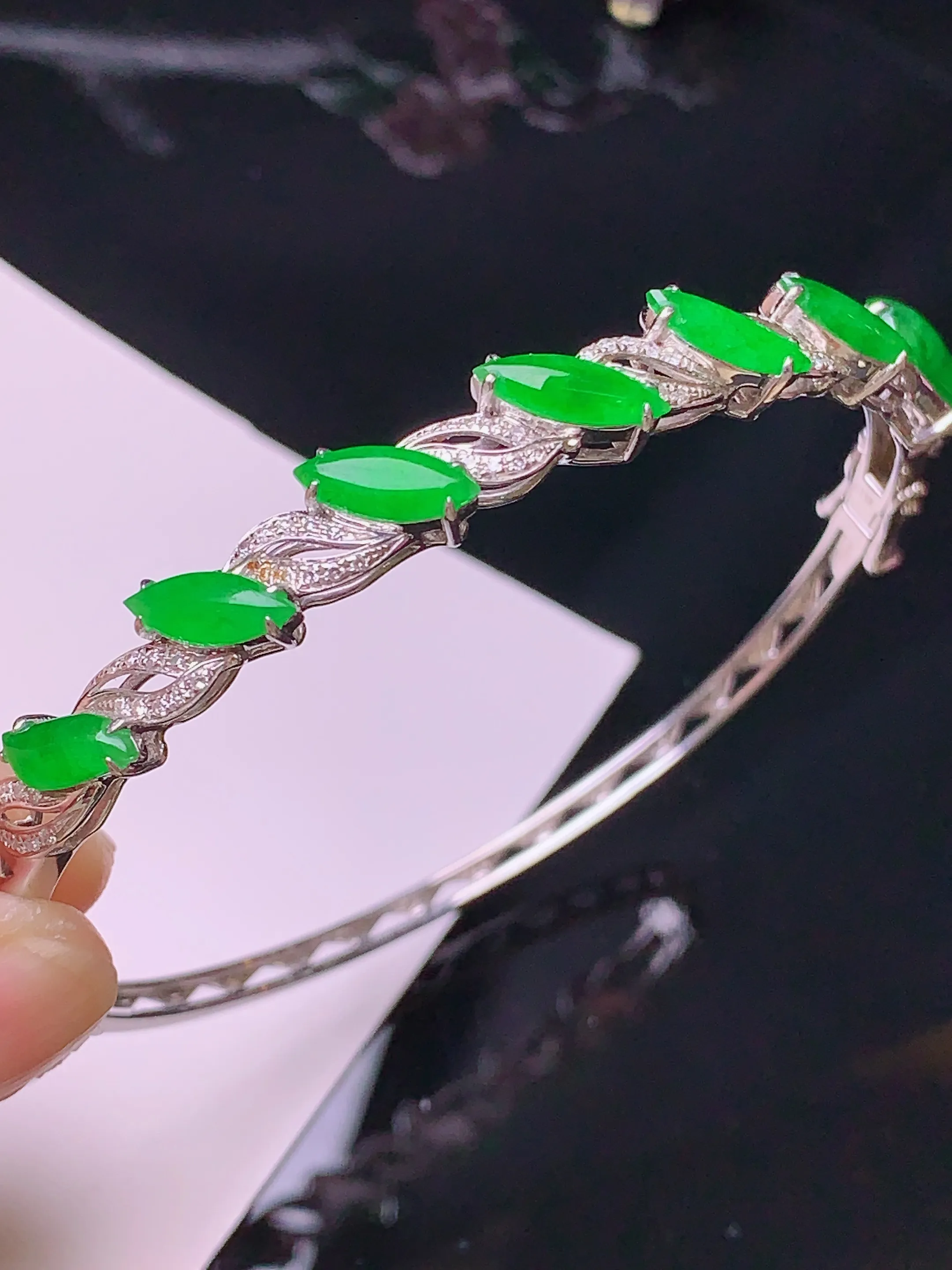 18k金钻镶嵌满绿马眼手镯 玉质细腻 色泽清新艳丽 圈口58 整体尺寸9.8*3.5*2.2