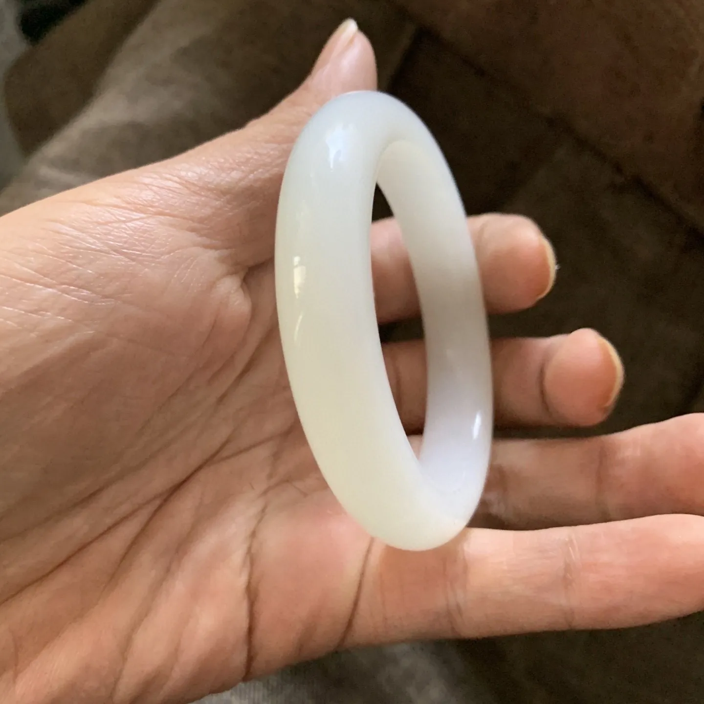 54圈口和田玉羊脂白手镯【挽间柔情】，镯型古朴典雅。在诗情画意的雨巷相遇，你是我腕间的一抹风情，有你眸有深情.清风荡漾湖间静水，我愿俯身低眉，在烟波涟漪处寻你