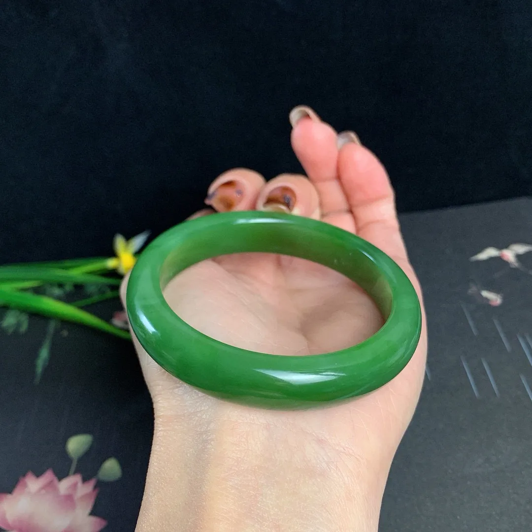 土豪款，和田玉55.5圈口阳绿色碧玉手镯！圈口55.5宽12玉质细腻油润 底色纯净 无纹裂 脂粉好，品质高
