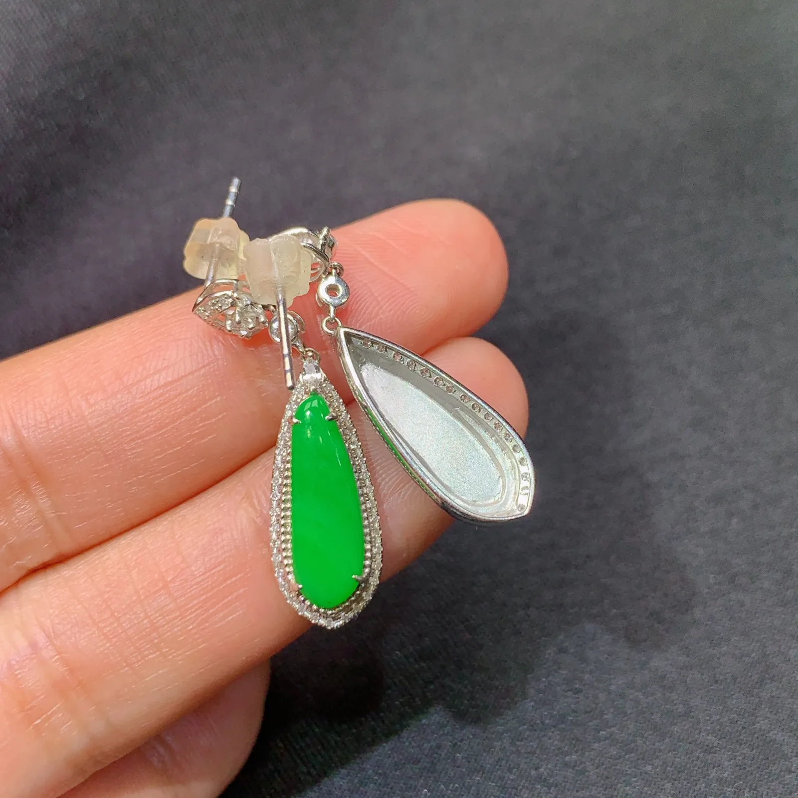 阳绿水滴耳坠，18k金镶嵌，简约时尚，冰润色阳，种水足 尺寸14.2*4.3*2