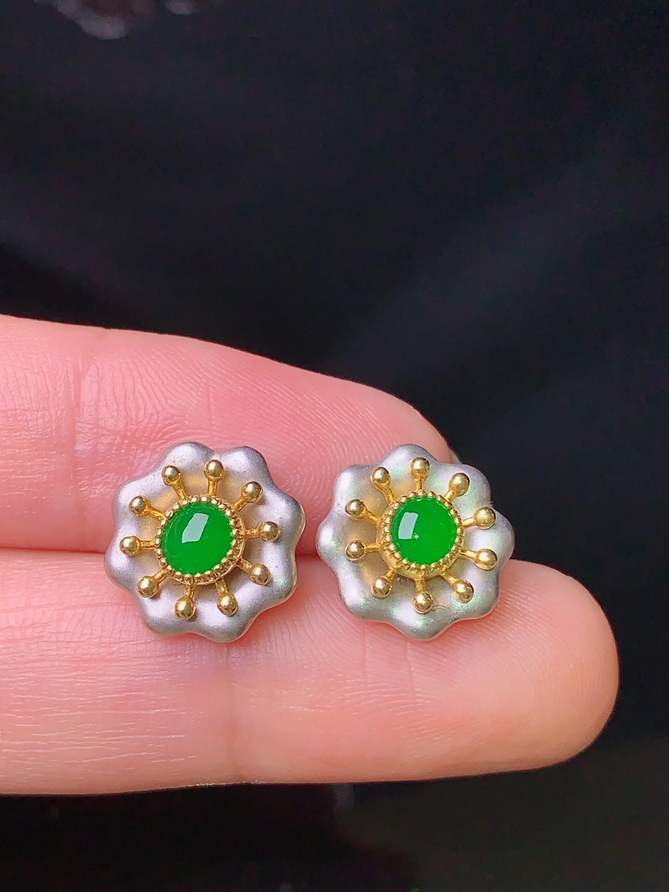 18k金镶嵌满绿蛋面耳钉 玉质细腻 色泽清新艳丽 整体尺寸12.2*4