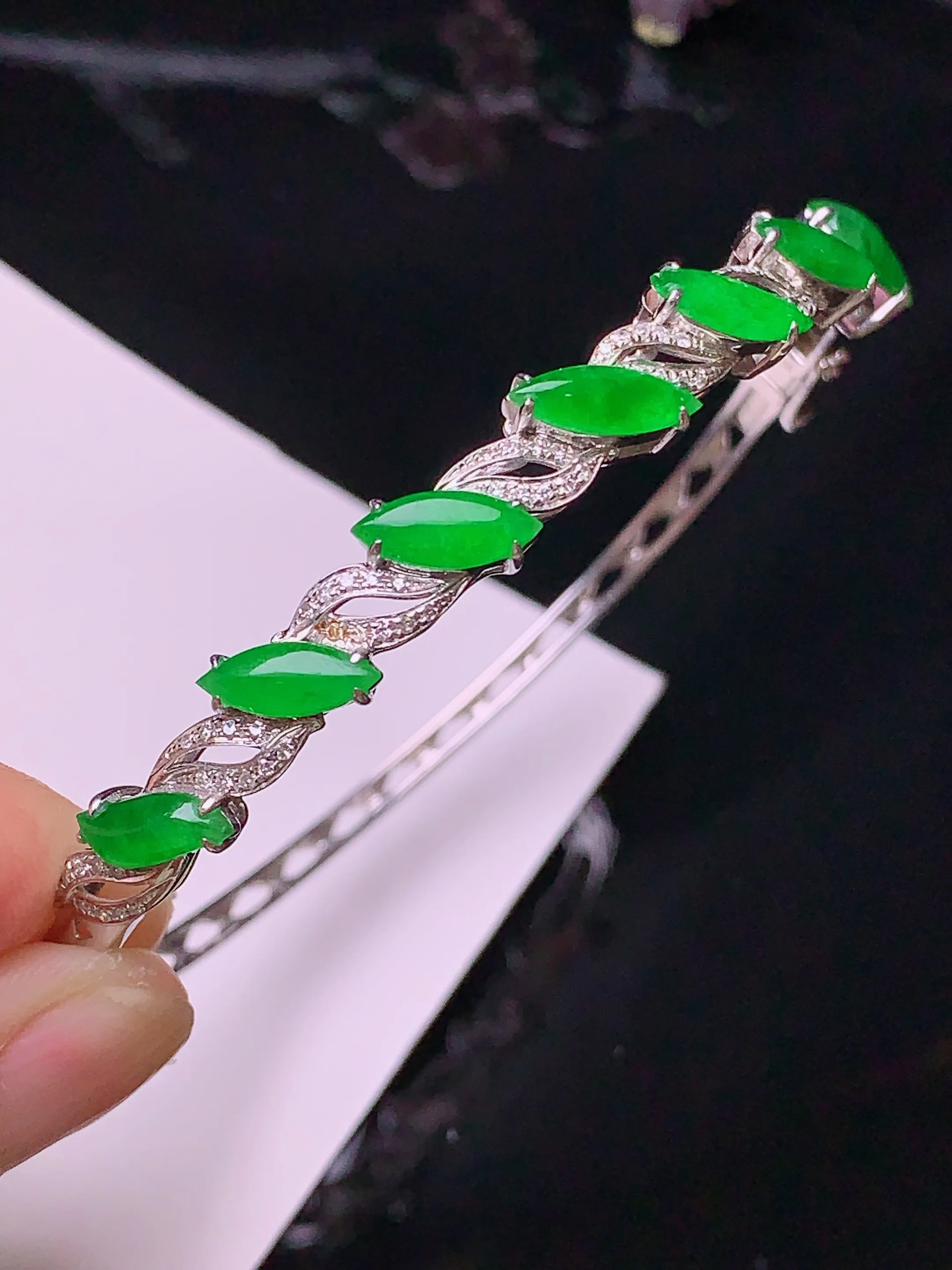 18k金钻镶嵌满绿马眼手镯 玉质细腻 色泽清新艳丽 圈口58 整体尺寸9.8*3.5*2.2