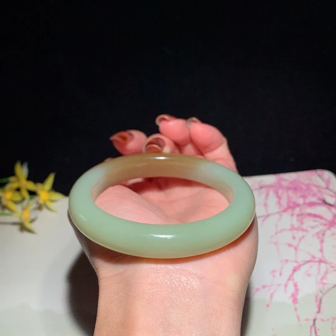 和田玉57圈口且末糖手镯！圈口57宽11.6玉质细腻油润 底色纯净无裂无杂 脂粉好，品质高。