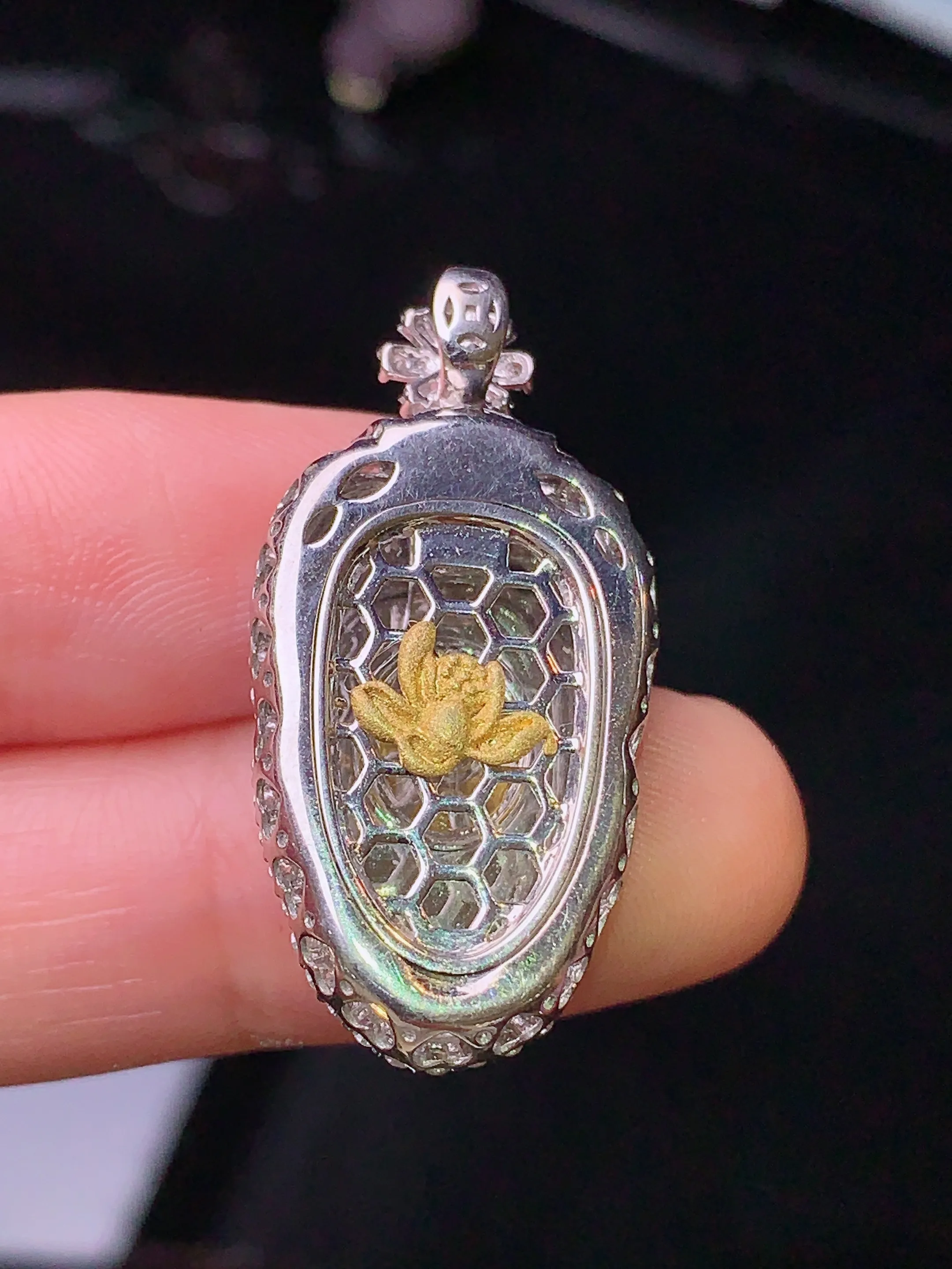 18k金钻镶嵌翠绿树叶吊坠 玉质细腻 色泽清新艳丽 整体尺寸32.5*16.2*7.8