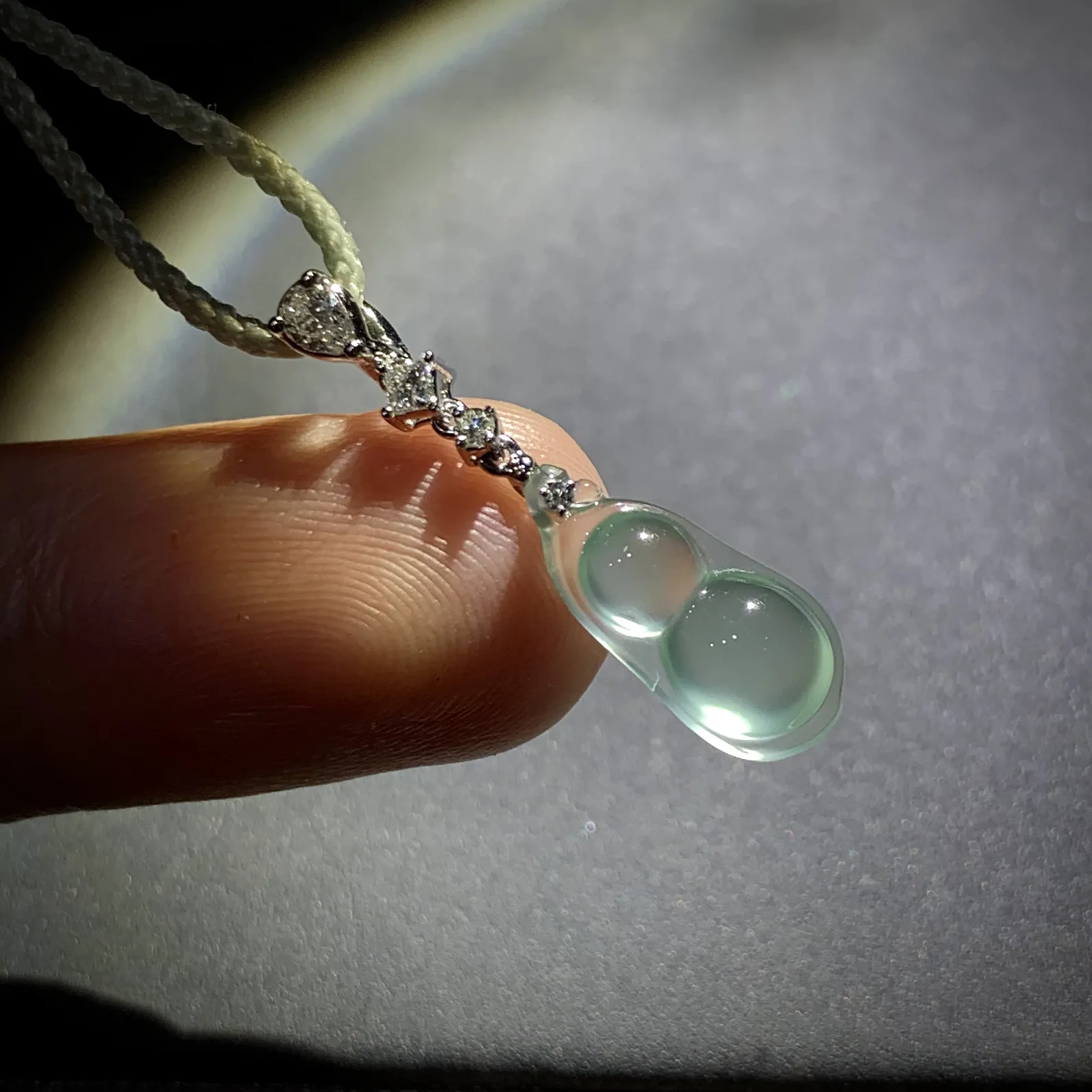 精致豆子，26.5-裸石约15-7-4.8mm，
18K金，南非钻