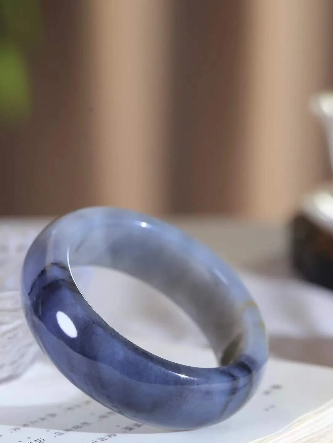 【籽.水墨风情.手镯】

新疆和田籽料青花手镯 玉质细腻饱满，镯型大气，脂感油润。青花晕染轻淌，让人迷醉其中，就如身在云雾飘渺的群山之中，雾气升腾～重110.2克 尺寸57.5-20.5-10.2mm FDA-77112900