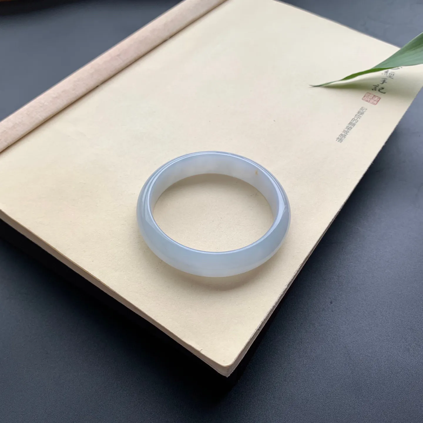 56圈口冰正圈手镯 尺寸：56-13.3-7，无纹裂，水润起胶，白净光滑