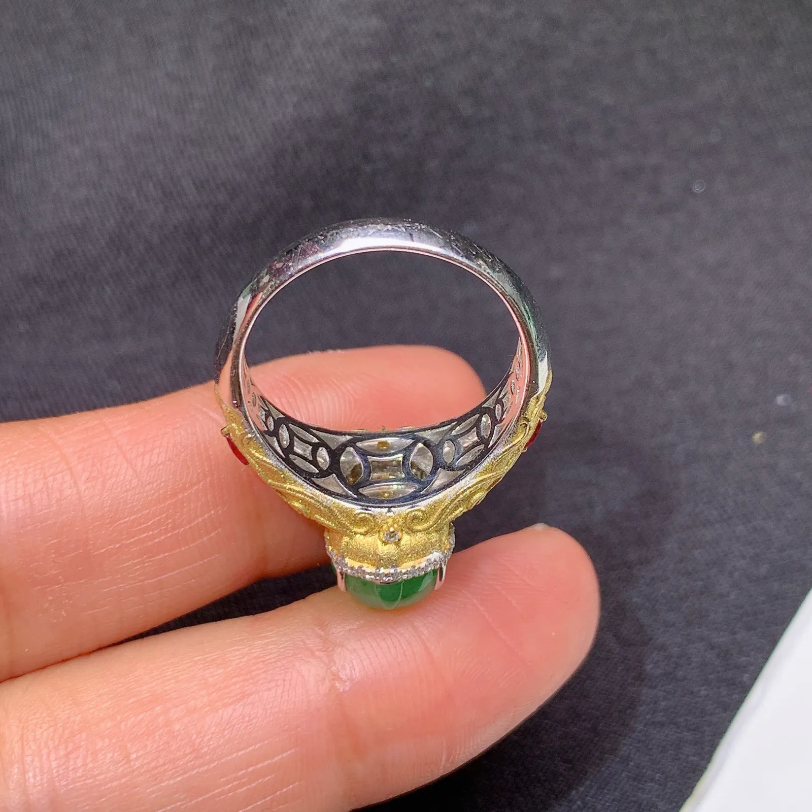 甜阳绿貔貅戒指，18k金镶嵌，简约时尚，冰润色阳，种水足 圈口15 裸石12.5*8*4.7