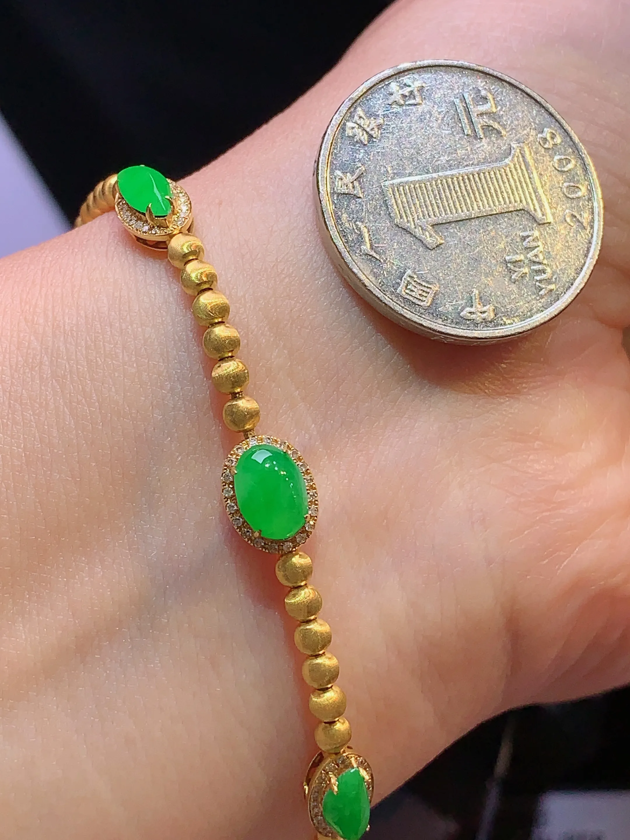 18k金钻镶嵌满绿蛋面手链 玉质细腻 色泽清新艳丽 裸石尺寸7.6*5.3*3.5