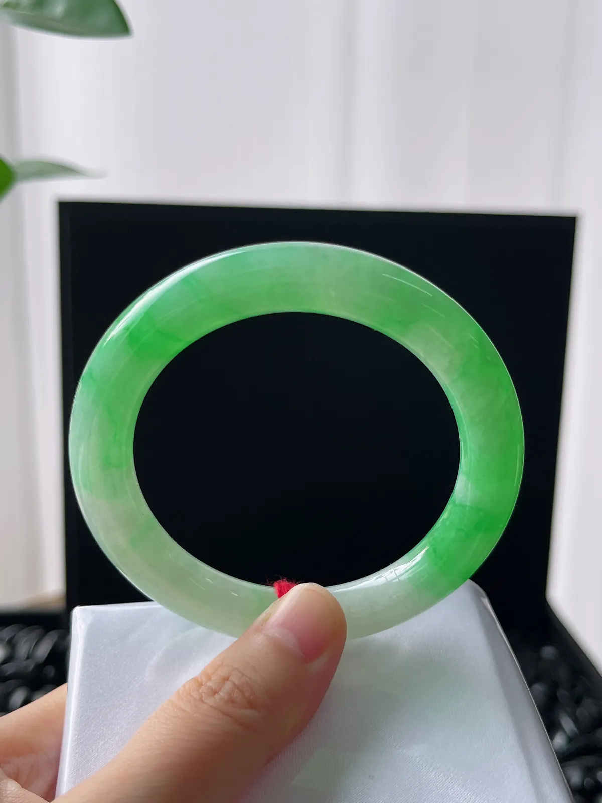 圆镯52.2圈口，翡翠冰糯种飘绿手镯