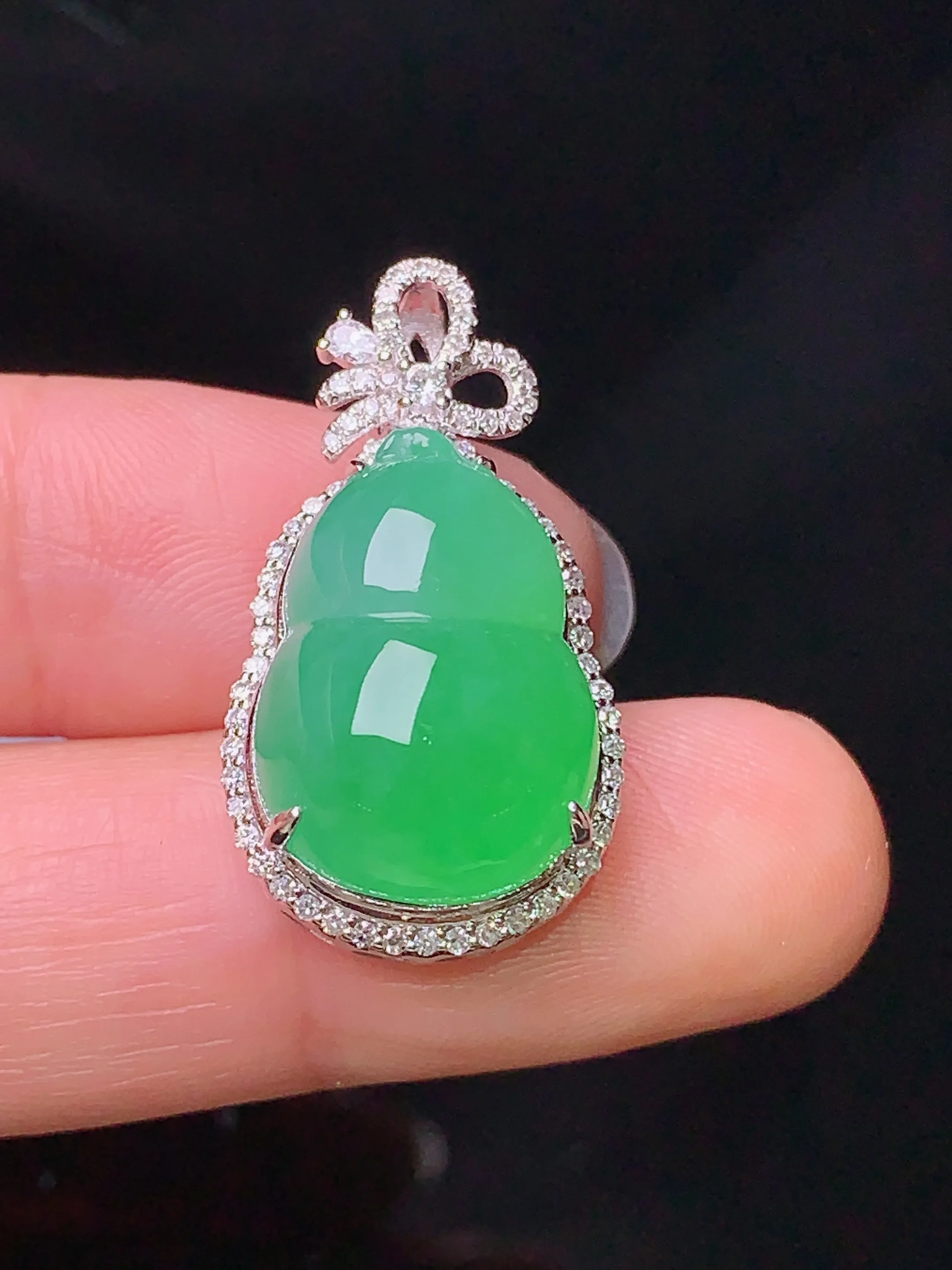 18k金钻镶嵌翠绿葫芦吊坠 玉质细腻 色泽清新艳丽 整体尺寸27.3*15.2*11.5