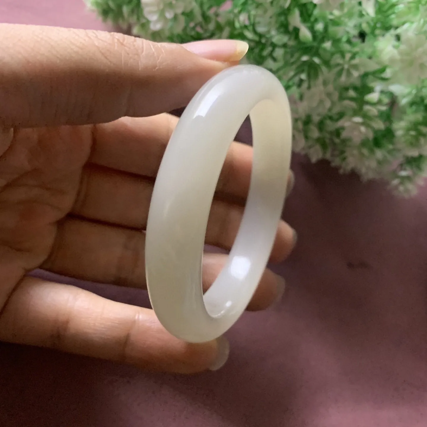 和田玉55.3圈口藕粉色手镯，玉质细腻油润，密度紧凑，琢型圆润，高脂粉，品相大，佩戴端庄典雅