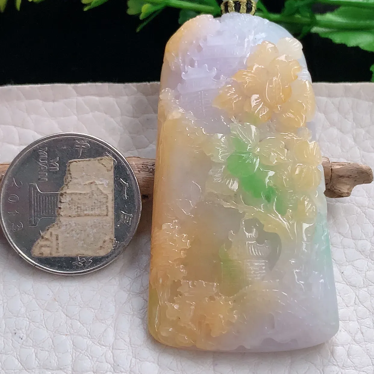 yl实拍59*31.3*6.8缅甸翡翠圆三彩黄加绿山水牌玉坠飘阳绿招财项坠