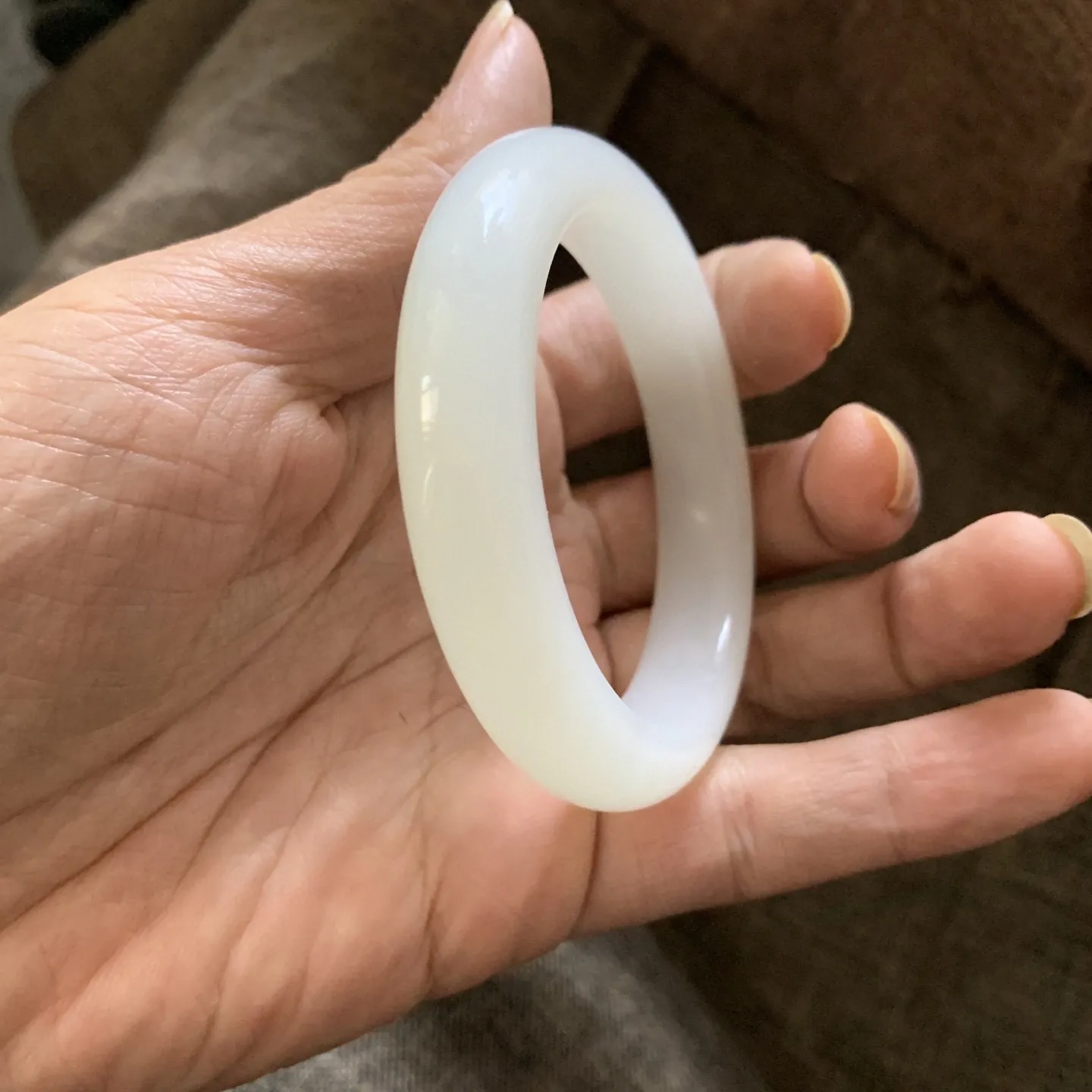 54圈口和田玉羊脂白手镯【挽间柔情】，镯型古朴典雅。在诗情画意的雨巷相遇，你是我腕间的一抹风情，有你