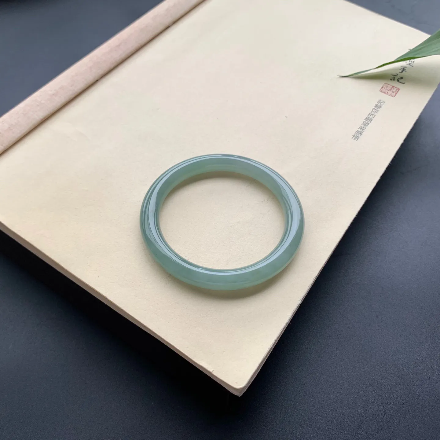 55.3圈口油底圆条手镯 尺寸：55.3-8，无纹裂，色泽浓郁，条形饱满