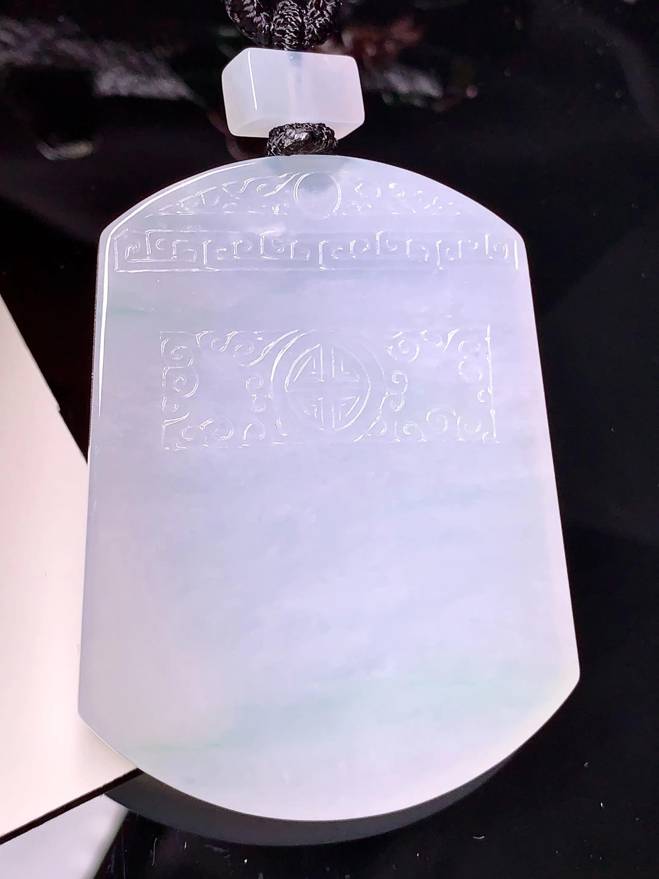 飘绿无事牌吊坠 玉质细腻 色泽清新艳丽 整体尺寸56*42.8*5.6