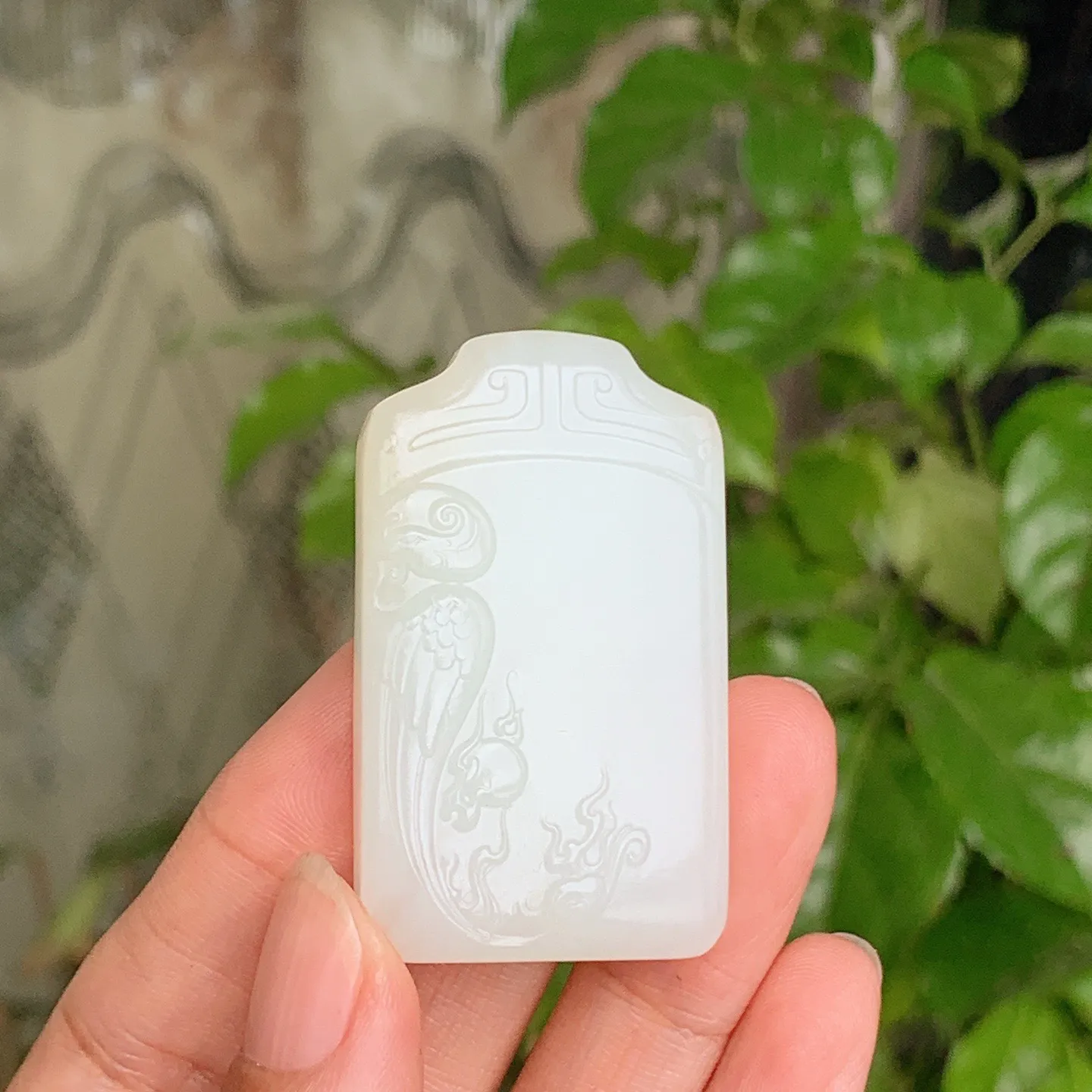 和田玉白玉糖料连年有余牌子挂件。尺寸47/28/11重31.5克。玉质细腻油润。手推出油。佩戴高端典雅。lt251107