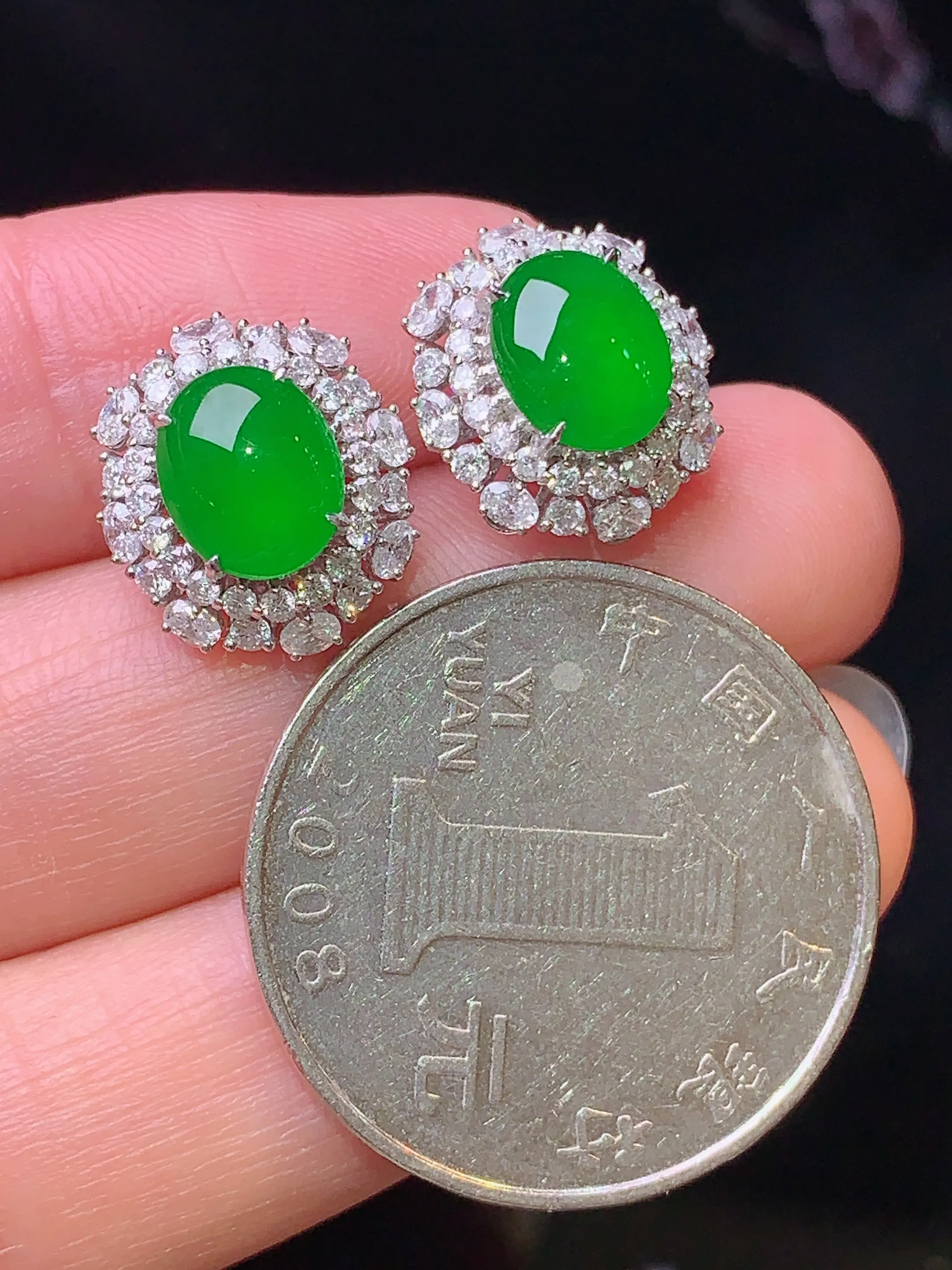 18k金钻镶嵌满绿蛋面耳钉 玉质细腻 色泽清新艳丽 整体尺寸13.5*12.5*7.8