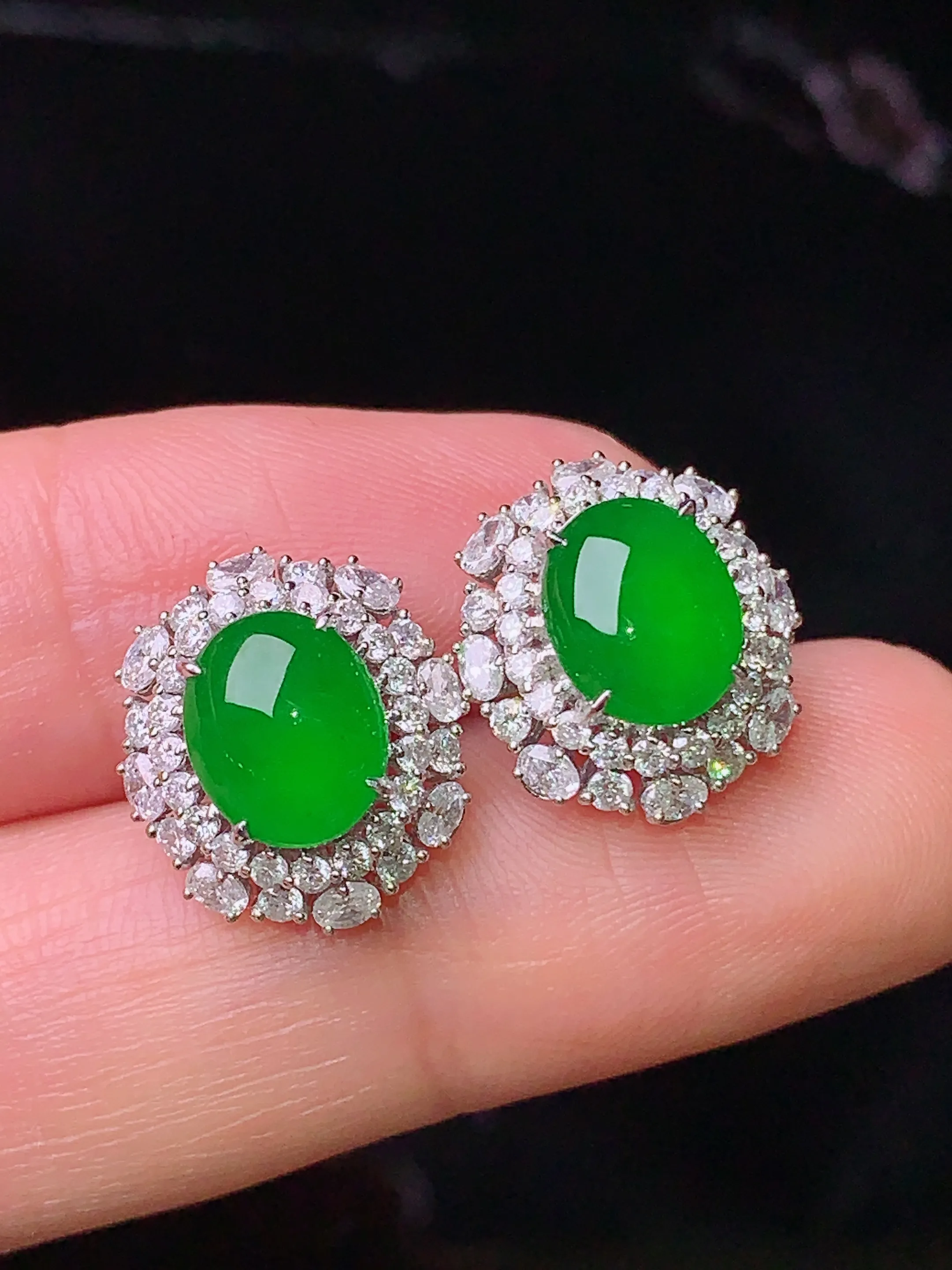 18k金钻镶嵌满绿蛋面耳钉 玉质细腻 色泽清新艳丽 整体尺寸13.5*12.5*7.8