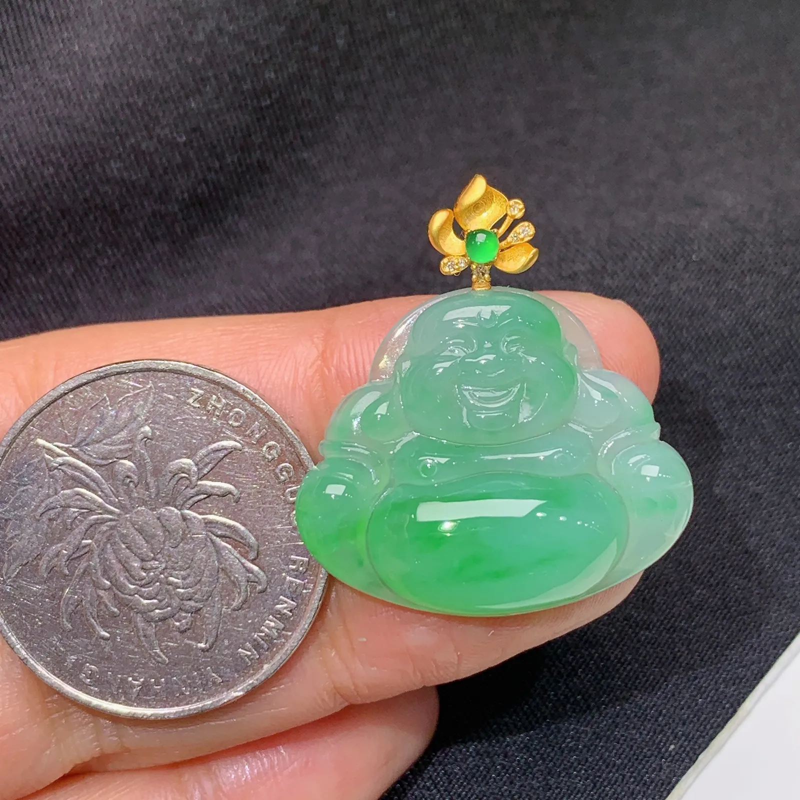 飘绿笑佛吊坠，18k金镶嵌，冰润色阳，品相好，种水足 裸石尺寸21.6*26.8*5.8