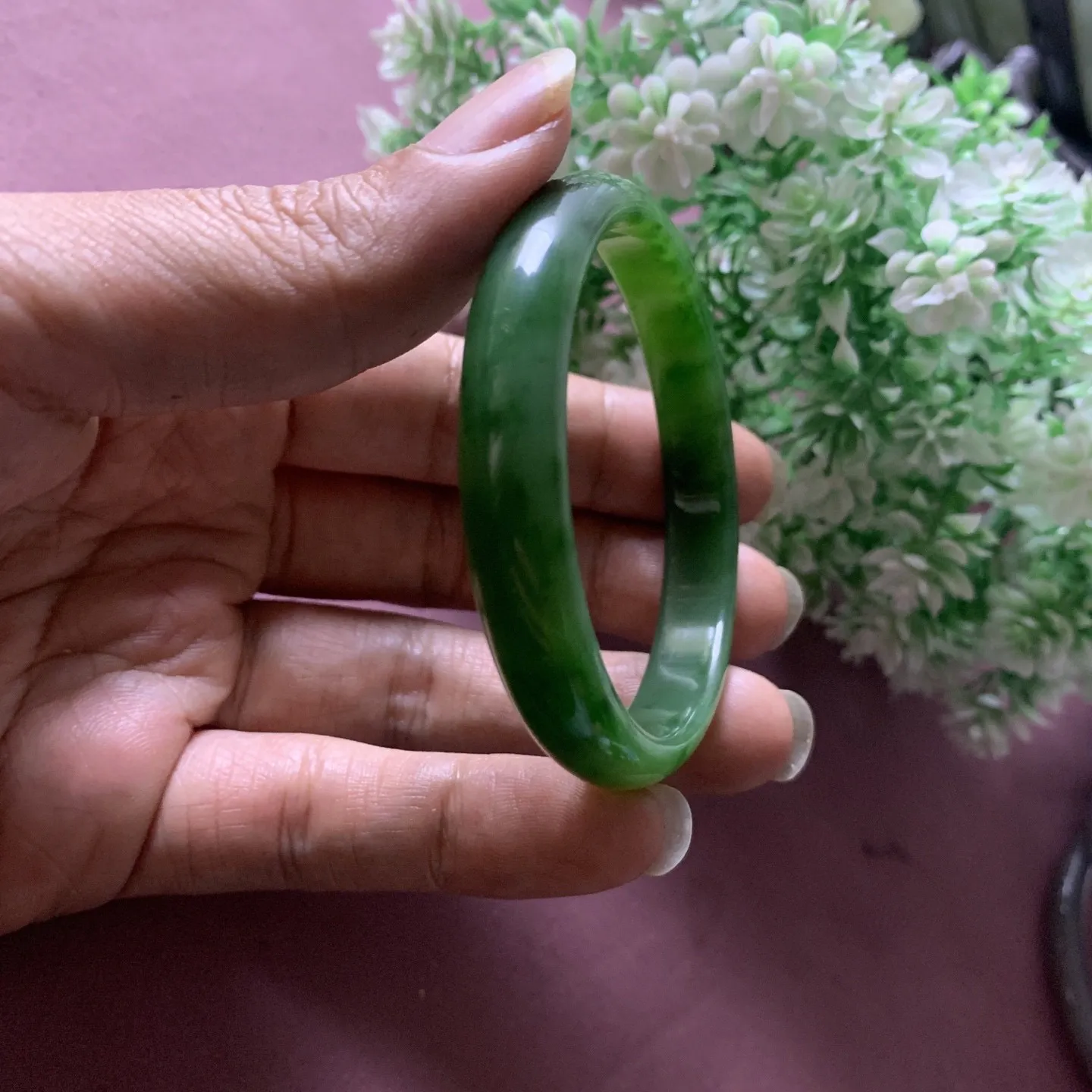 和田玉碧玉53.1圈口菠菜绿手镯，玉质细腻油润，密度紧凑，琢型圆润，高脂粉，品相大，佩戴端庄典雅