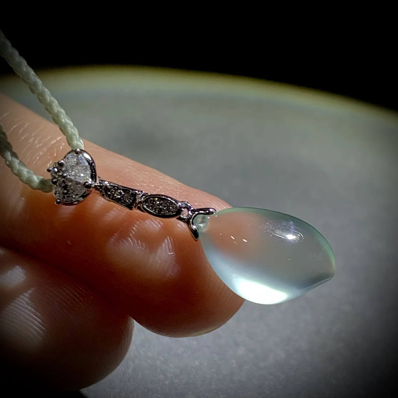 玻璃种翡翠精品福瓜，
28-裸石约14-8.5-4.8mm，
18K金，南非钻，