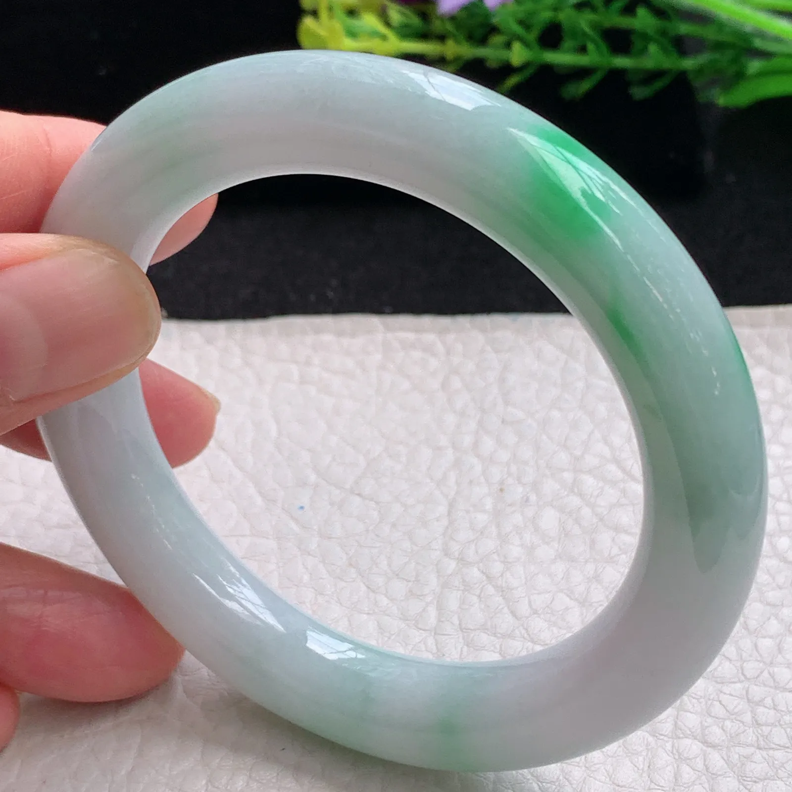 js自然光56*11.2*10.8美人镯 缅甸翡翠a货飘阳绿圆条玉手镯 玉手环