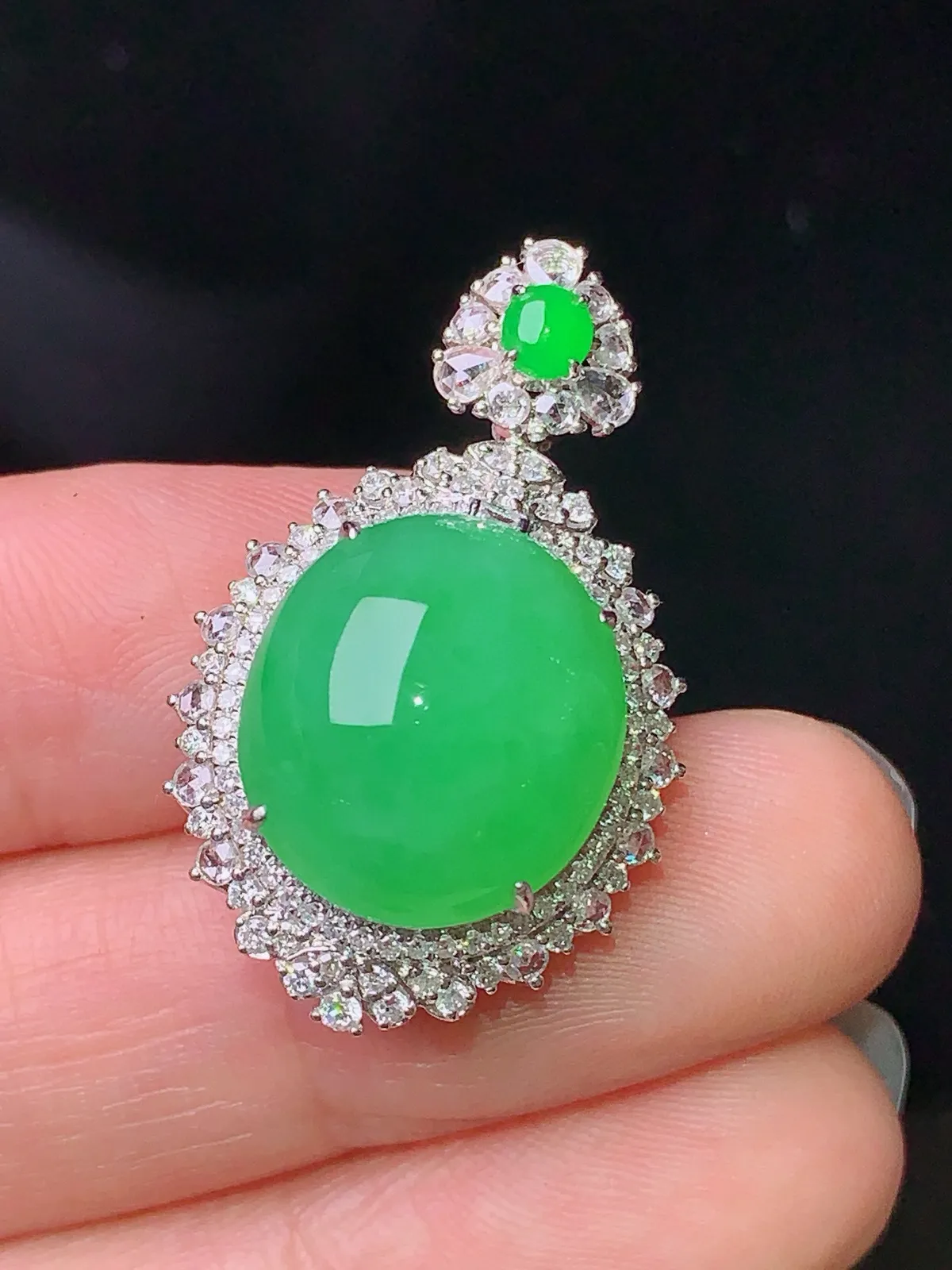 18k金钻镶嵌翠绿蛋面吊坠 玉质细腻 色泽清新艳丽 整体尺寸29.8*18.6*12