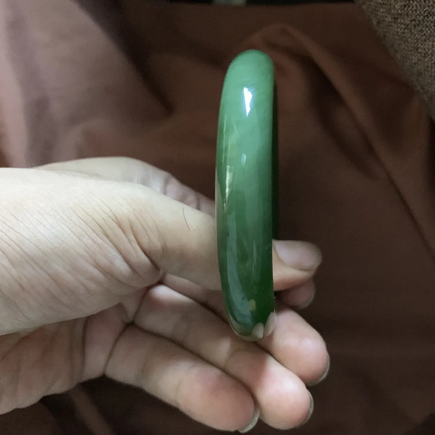 珍藏品，和田玉碧玉60圈口阳绿色圆条手镯，圈口60宽11.8mm玉质特细腻油润，高脂粉，高品质，萦绕腕间时，古韵不失时尚，素雅不失品味，细腻光滑的触感，使人沉醉，气质高雅