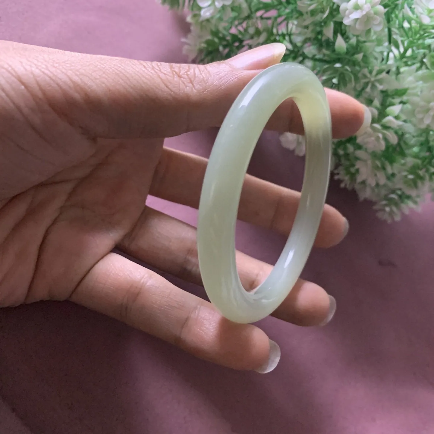 和田玉58圈口晴水色圆条手镯，玉质细腻油润，密度紧凑，琢型圆润，高脂粉，品相大，佩戴端庄典雅