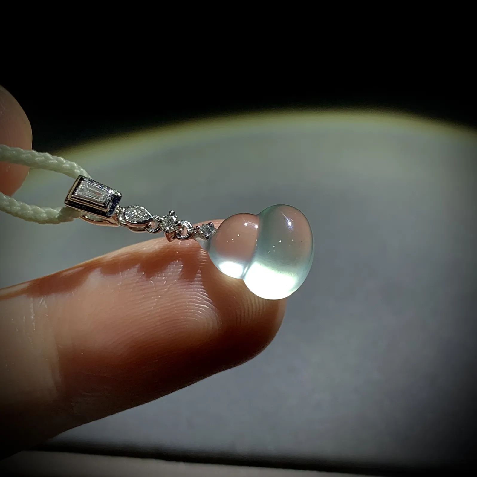 精品小葫芦吊坠，
料子干净起荧光，
裸石约11-9.2-5.5mm，
18K金，南非钻，