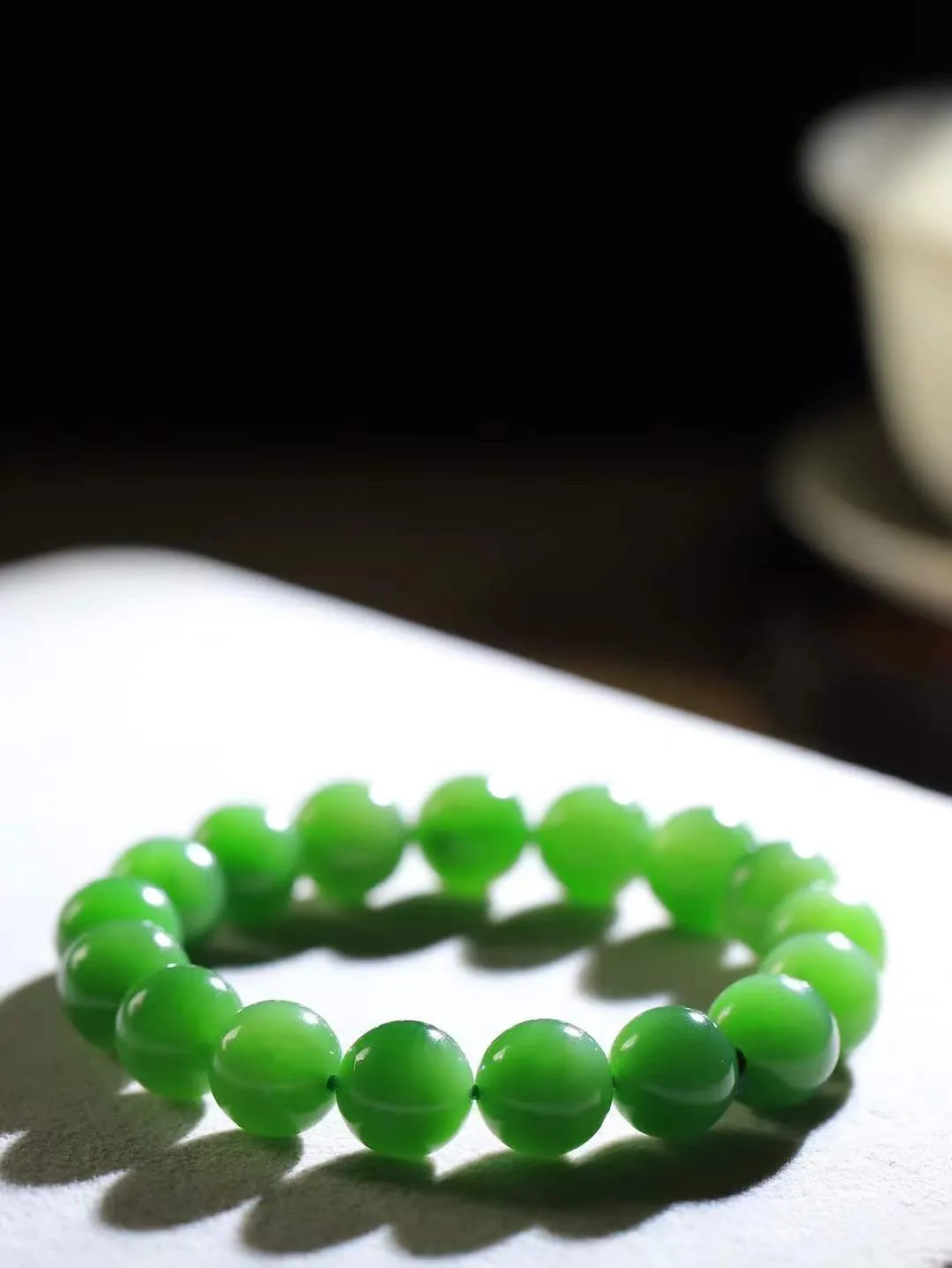 【珠圆玉润.手串】

精品和田玉碧玉珠圆玉润手串 玉质温润细腻  整串打磨圆润，佩戴舒适。珠珠落玉盘，间关莺语花底滑，一生美好时光，无论身在何处，都有它相伴相守。事事顺遂，幸福美满，吉祥如意。重43.8克   尺寸取一11.7mm   FDL-69115900