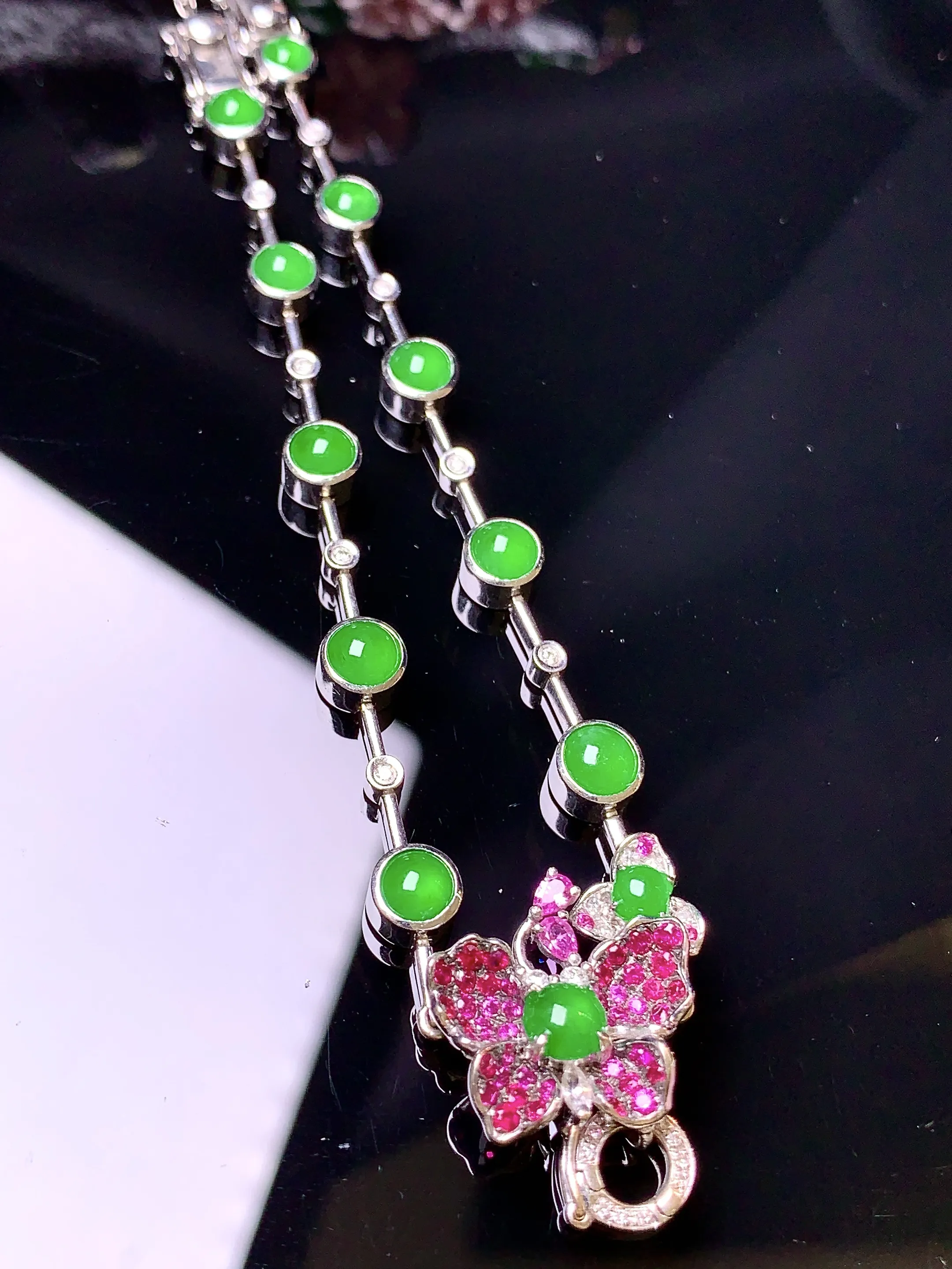 18k金钻镶嵌满绿蛋面项链手链两用款 玉质细腻 色泽清新艳丽 整体尺寸16*15.6*5