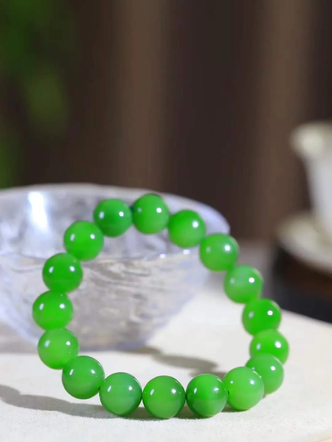 【珠圆玉润.手串】

精品和田玉碧玉珠圆玉润手串 玉质温润细腻  整串打磨圆润，佩戴舒适。珠珠落玉盘，间关莺语花底滑，一生美好时光，无论身在何处，都有它相伴相守。事事顺遂，幸福美满，吉祥如意。重43.8克   尺寸取一11.7mm   FDL-69115900